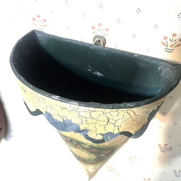 Vintage Metal Wall Pocket Christmas Decor Hand Painted Chippy Shabby - Picture 6 of 11